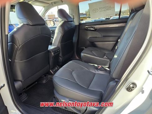 New 2026 Toyota Highlander Platinum image 7