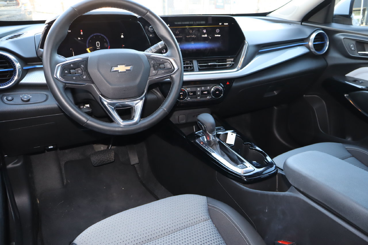 Used 2025 Chevrolet Trax LT w/ LT Convenience Package FWD image 4