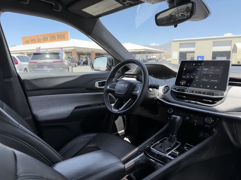 Used 2024 Jeep Compass Latitude AWD/4WD image 9