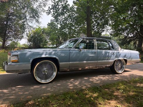 Used 1992 Cadillac Brougham RWD image 1