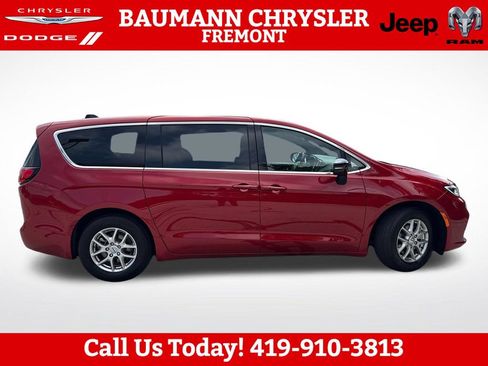 Used 2025 Chrysler Pacifica Select FWD image 7