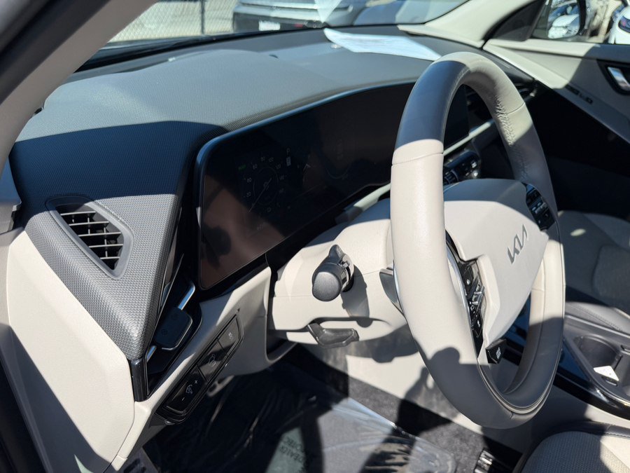 Used 2023 Kia Niro Wave w/ Wave Preserve Package FWD image 11