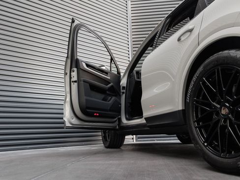 Certified 2024 Porsche Cayenne AWD/4WD image 13