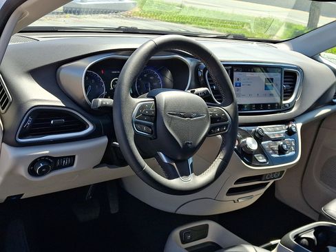 Used 2024 Chrysler Pacifica Touring-L FWD image 18