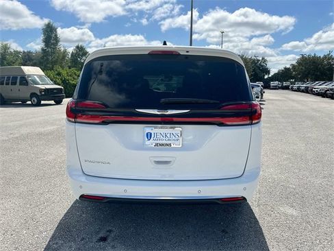 Used 2024 Chrysler Pacifica Pinnacle image 5