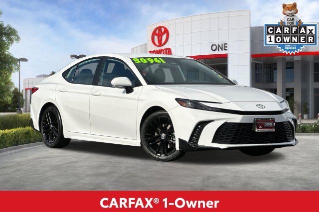 Used 2025 Toyota Camry SE FWD image 2