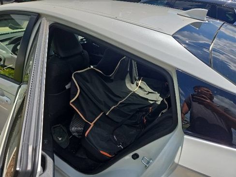 Used 2018 Toyota Prius Three Touring FWD image 17