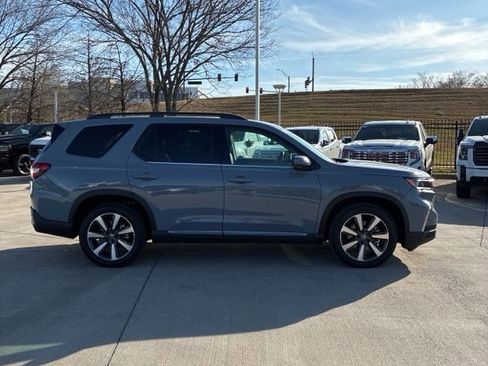 Used 2025 Honda Pilot Touring image 6