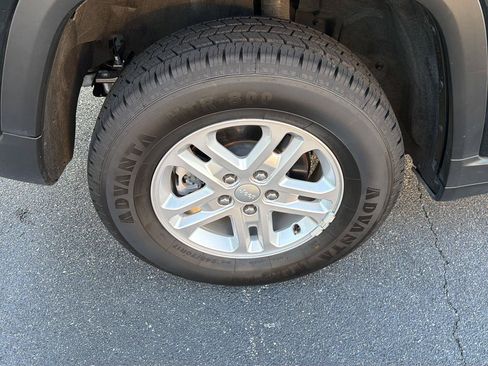 Used 2024 Jeep Grand Cherokee Laredo AWD/4WD image 35