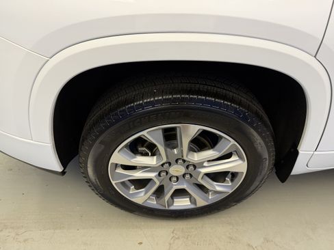 Used 2018 Chevrolet Traverse Premier w/ Driver Confidence II Package FWD image 8