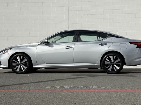 Used 2022 Nissan Altima 2.5 SV FWD image 2