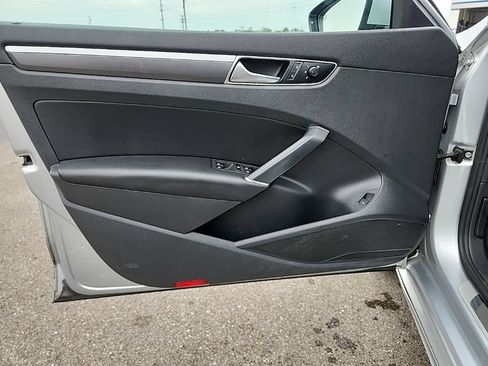 Used 2018 Volkswagen Passat 2.0T R-Line FWD image 23