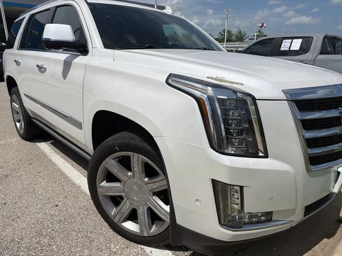Used 2017 Cadillac Escalade Premium Luxury AWD/4WD image 2