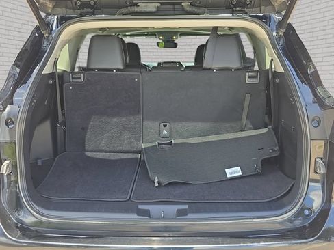 Used 2022 Toyota Highlander XLE FWD image 13