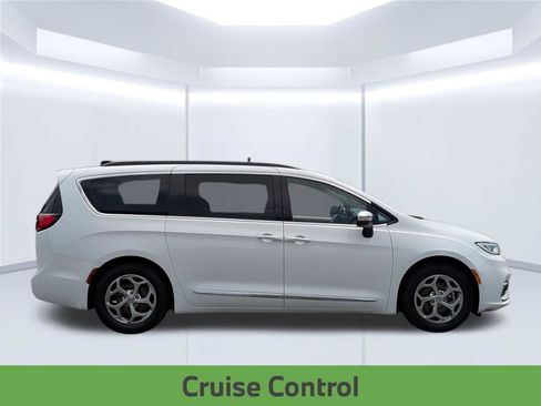 Used 2023 Chrysler Pacifica Limited FWD image 7