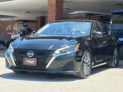 Used 2023 Nissan Altima 2.5 SV w/ SV Premium Package FWD image 3