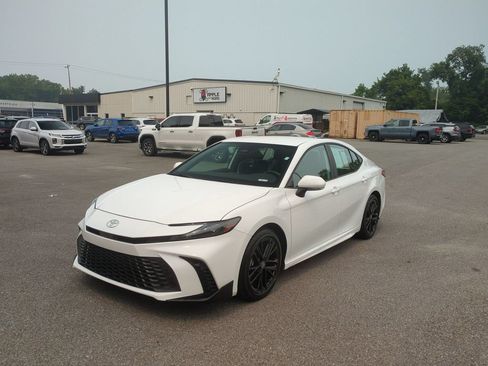 Used 2025 Toyota Camry SE FWD image 1