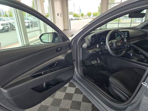 Used 2025 Hyundai Elantra SEL FWD image 30