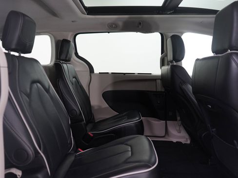 Used 2024 Chrysler Pacifica Limited FWD image 12