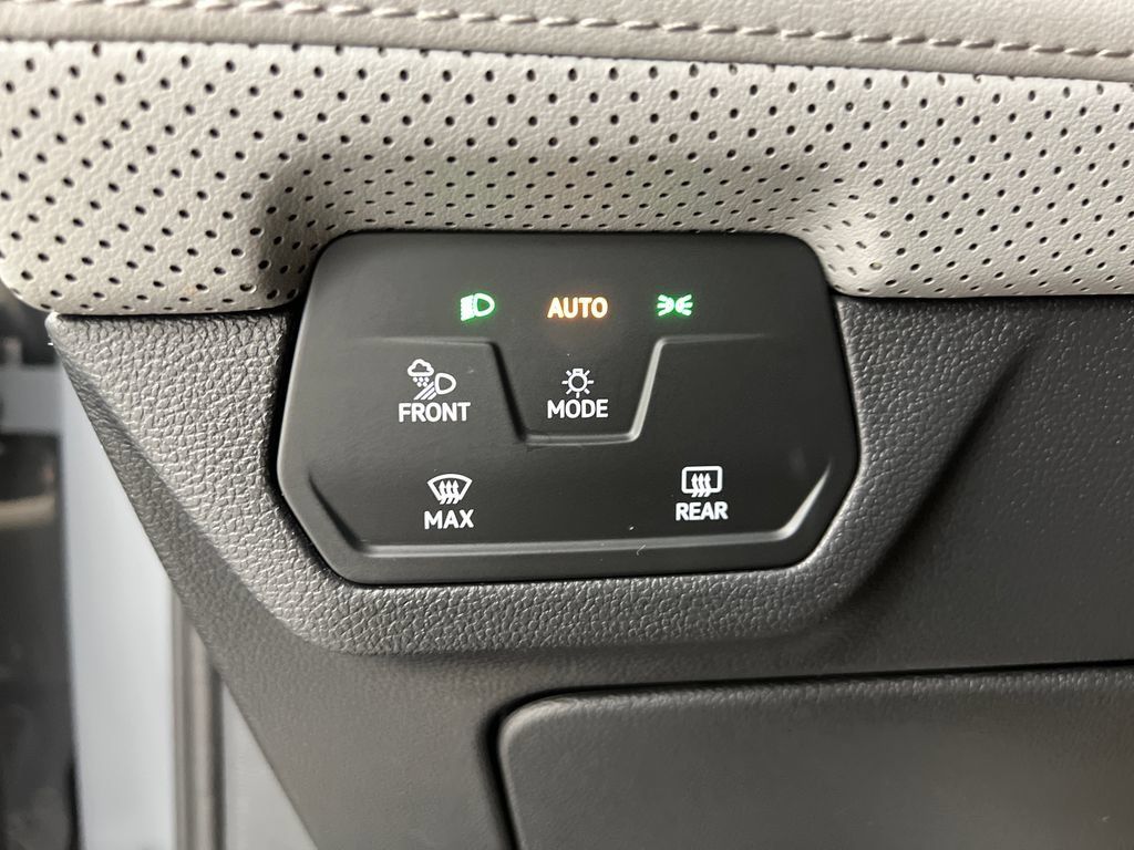 Used 2025 Volkswagen Atlas Peak Edition SE AWD/4WD image 50