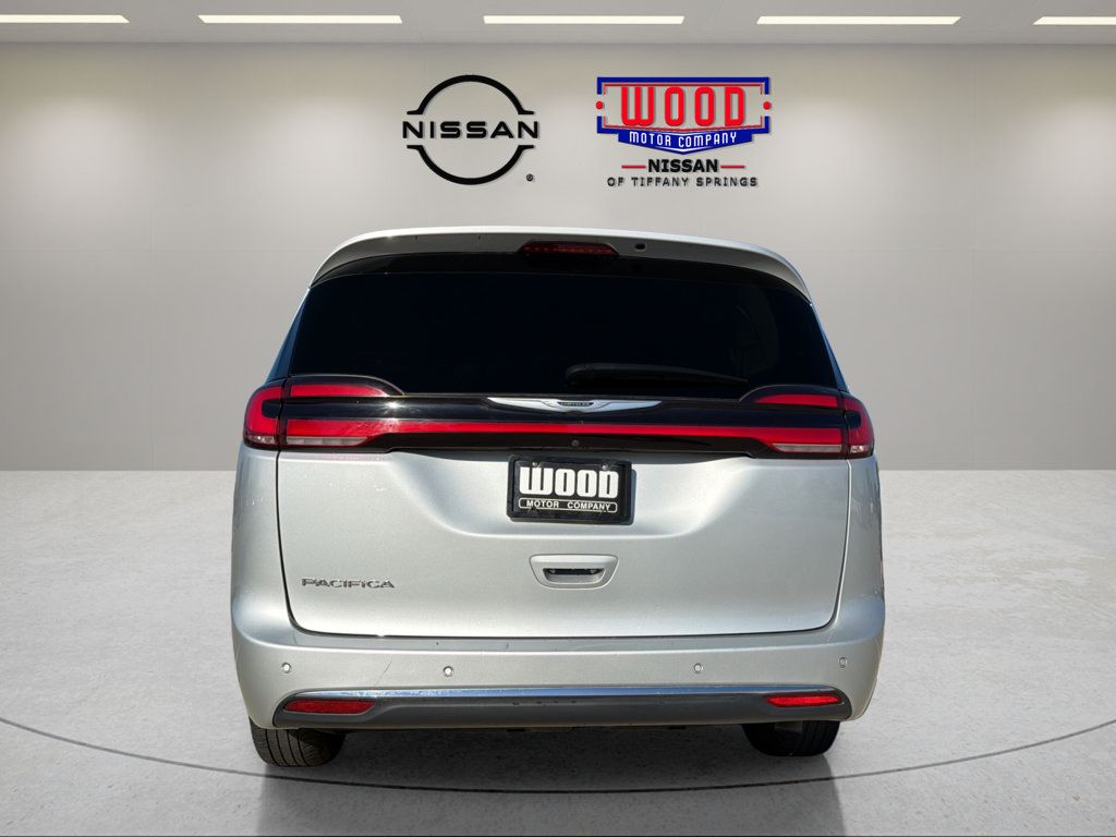 Used 2024 Chrysler Pacifica Touring-L FWD image 3