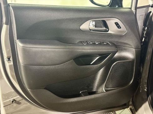 Certified 2025 Chrysler Pacifica Select AWD/4WD image 11