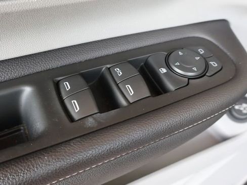 Used 2022 GMC Terrain SLT w/ Infotainment Package II FWD image 13
