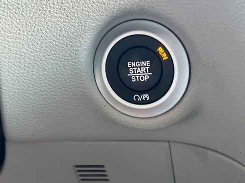 Used 2023 Chrysler Pacifica Limited FWD image 28