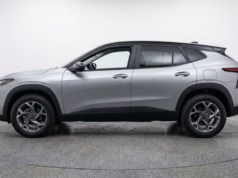 Used 2025 Chevrolet Trax LT FWD image 5