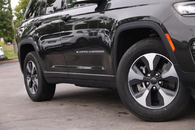 Used 2024 Jeep Grand Cherokee Limited 4xe AWD/4WD image 3