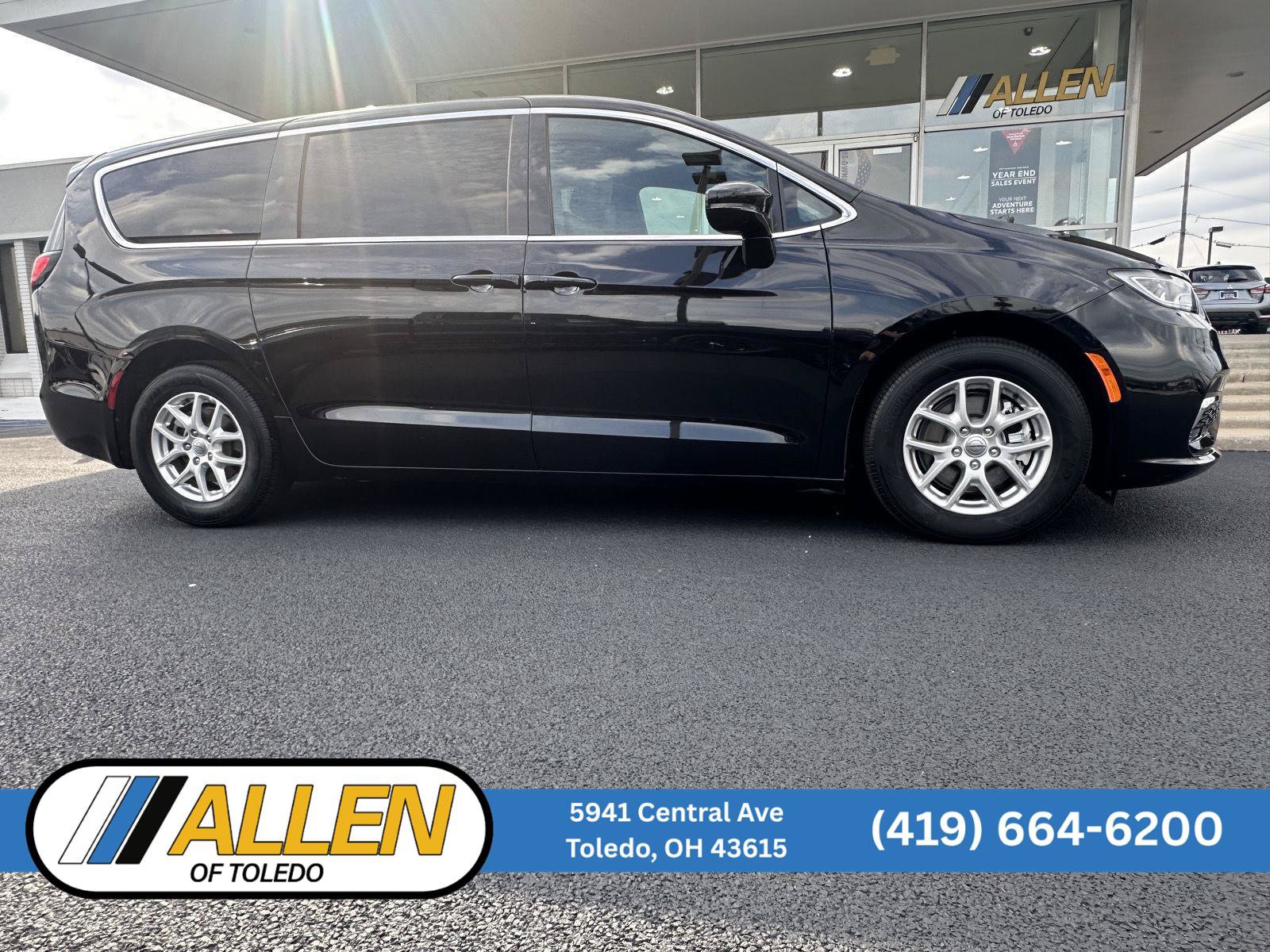 Used 2025 Chrysler Pacifica Select FWD image 1
