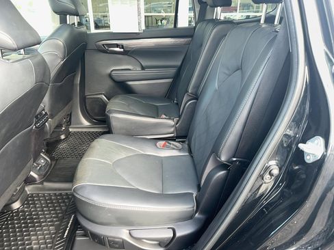 Used 2022 Toyota Highlander Limited image 14