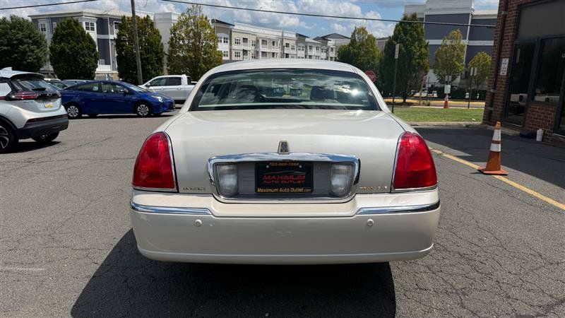 Used 2005 Lincoln Town Car Signature Limited RWD image 6