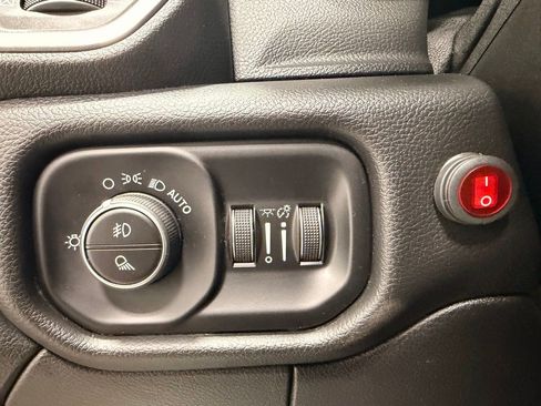 Used 2019 RAM 2500 Laramie w/ Black Appearance Package AWD/4WD image 23