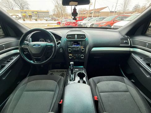 Used 2017 Ford Explorer XLT image 28