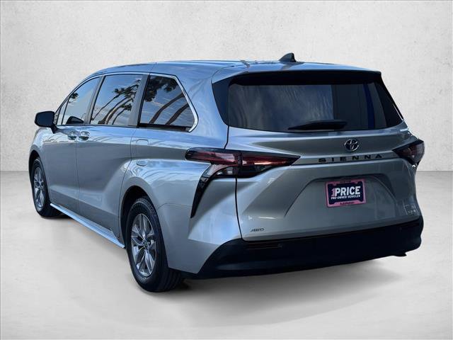 Used 2022 Toyota Sienna XLE AWD/4WD image 3