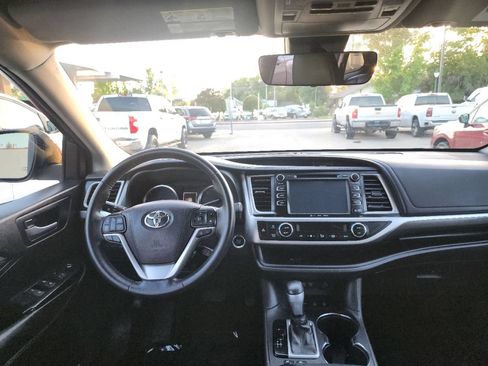 Used 2017 Toyota Highlander SE w/ Carpet Mat Package AWD/4WD image 17