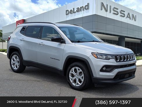 Used 2024 Jeep Compass Latitude AWD/4WD image 1