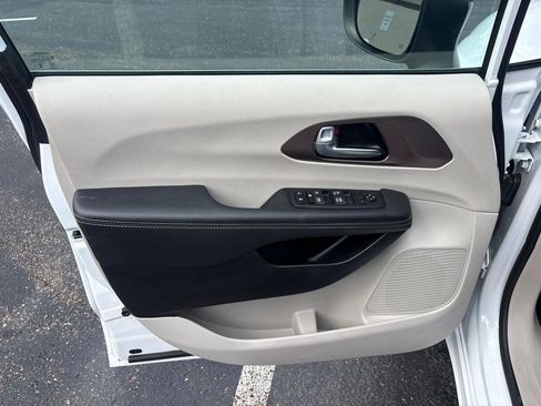 Used 2024 Chrysler Voyager LX FWD image 9