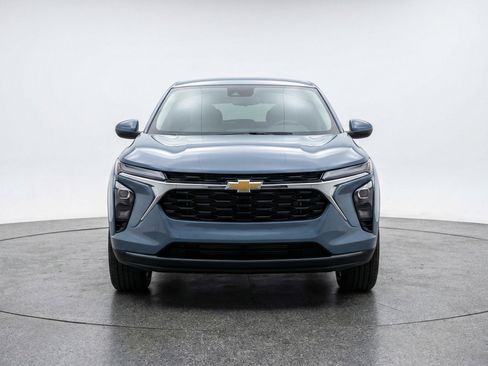 Used 2025 Chevrolet Trax LT FWD image 2