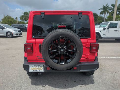 Used 2025 Jeep Wrangler Unlimited Sahara AWD/4WD image 7