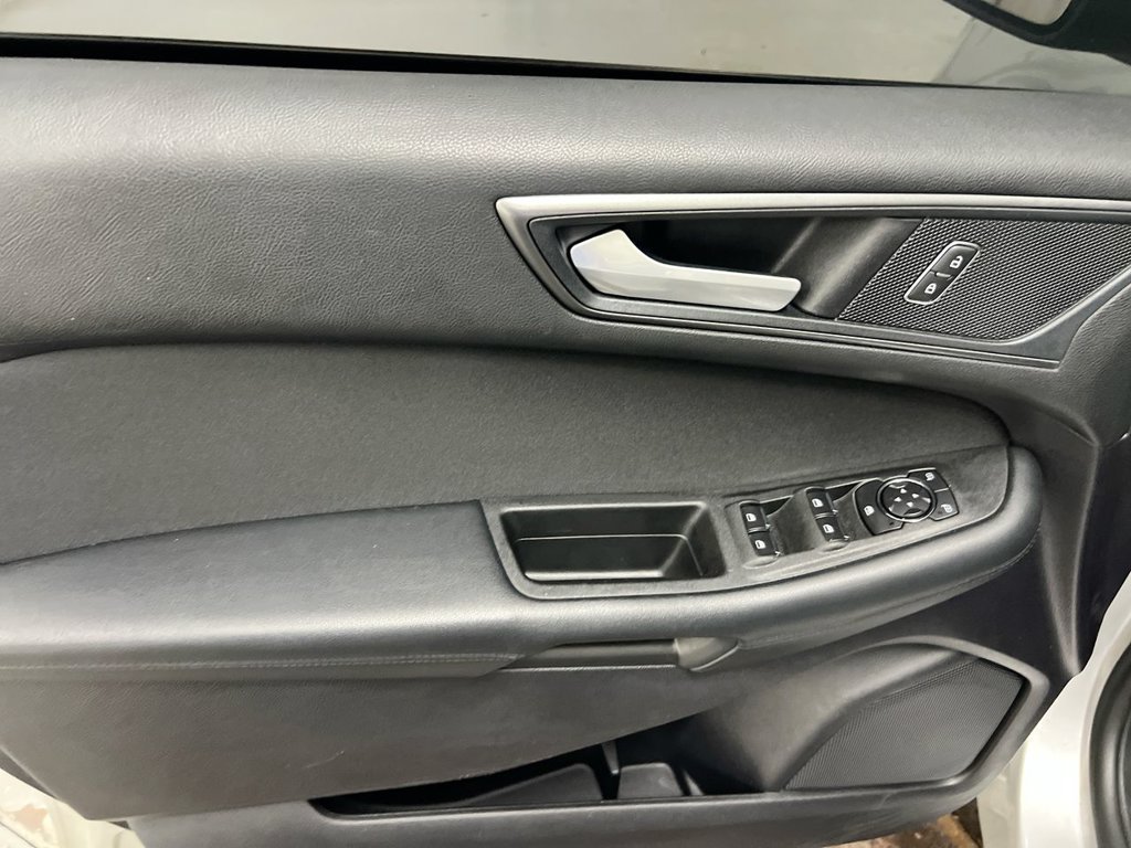 Used 2019 Ford Edge SE FWD image 20