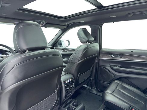 Used 2024 Jeep Grand Cherokee L Limited w/ Luxury Tech Group II image 43