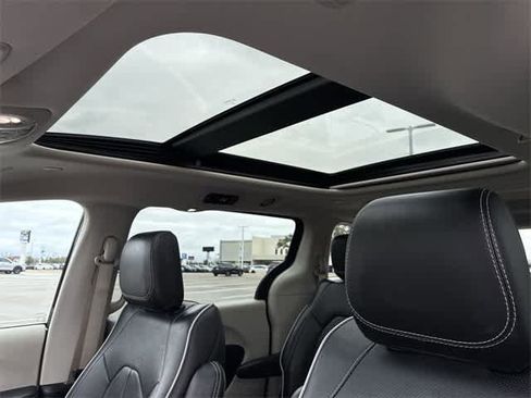 Used 2023 Chrysler Pacifica Limited image 20