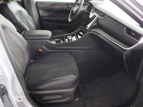 Used 2025 Jeep Grand Cherokee Altitude AWD/4WD image 24