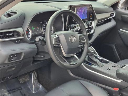 Used 2023 Toyota Highlander XLE FWD image 9