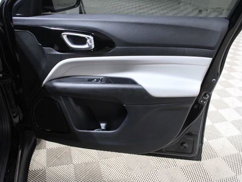 Used 2025 Jeep Compass Limited image 22