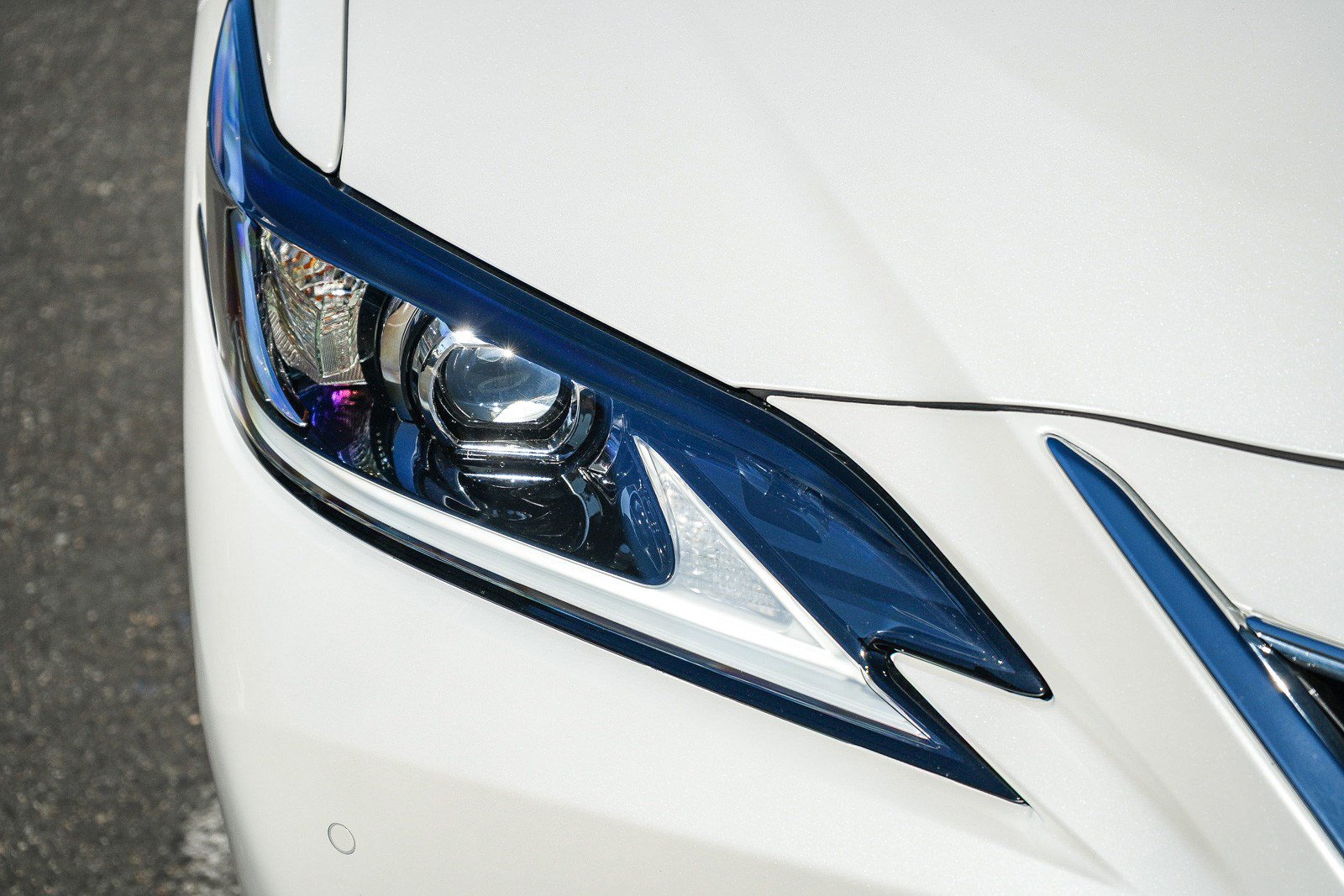 Used 2025 Lexus ES 300h w/ Premium Package FWD image 8
