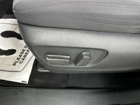 Used 2022 Toyota Highlander LE AWD/4WD image 10