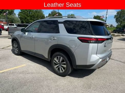 Used 2025 Nissan Pathfinder SL FWD image 6